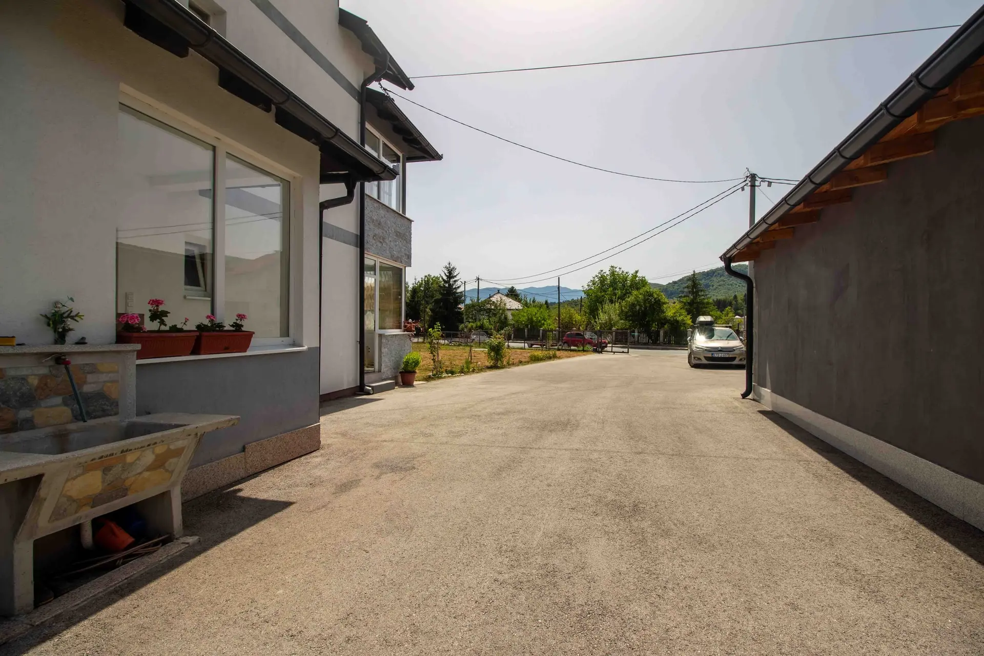 Rakovica - Kuća sa velikim dvorištem